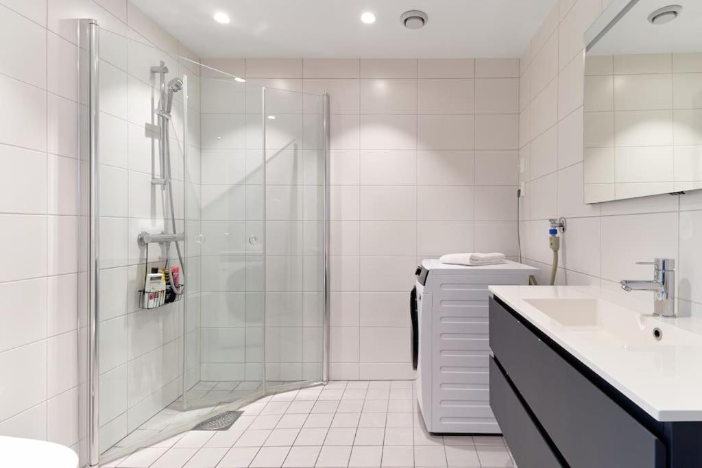 Bergen'S Finest: Sleek Oasis With Two Bedroom Exterior photo